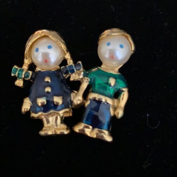 Boy & Girl Pin/Brooch Holding Hands. Blue & Green. Size 1" x 1". - Picture 1 of 2
